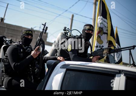 Al Shati, Palästinensische Gebiete. 24.. Juni 2022. Mitglieder der Saraya al-Quds Brigaden, des bewaffneten Flügels der Bewegung des Islamischen Dschihad in Palästina, nehmen an einer Militärparade Teil. Kredit: Mohammed Talatene/dpa/Alamy Live Nachrichten Stockfoto