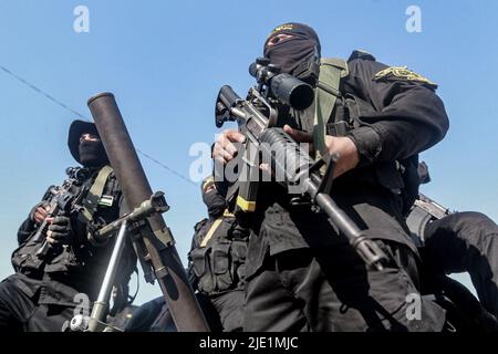 Al Shati, Palästinensische Gebiete. 24.. Juni 2022. Mitglieder der Saraya al-Quds Brigaden, des bewaffneten Flügels der Bewegung des Islamischen Dschihad in Palästina, nehmen an einer Militärparade Teil. Kredit: Mohammed Talatene/dpa/Alamy Live Nachrichten Stockfoto