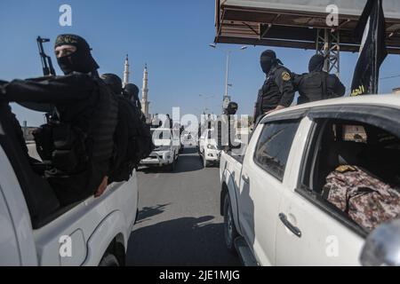 Al Shati, Palästinensische Gebiete. 24.. Juni 2022. Mitglieder der Saraya al-Quds Brigaden, des bewaffneten Flügels der Bewegung des Islamischen Dschihad in Palästina, nehmen an einer Militärparade Teil. Kredit: Mohammed Talatene/dpa/Alamy Live Nachrichten Stockfoto