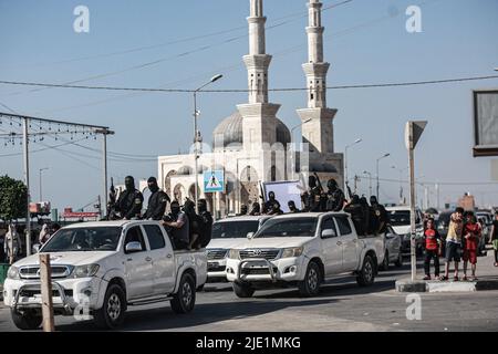 Al Shati, Palästinensische Gebiete. 24.. Juni 2022. Mitglieder der Saraya al-Quds Brigaden, des bewaffneten Flügels der Bewegung des Islamischen Dschihad in Palästina, nehmen an einer Militärparade Teil. Kredit: Mohammed Talatene/dpa/Alamy Live Nachrichten Stockfoto