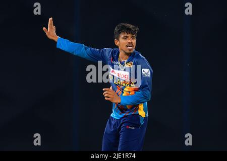 Colombo, Sri Lanka. 24.. Juni 2022. Maheesh Theekshana aus Sri Lanka reagiert während des ODI-Cricket-Spiels 5. zwischen Sri Lanka und Australien am 24.. Juni 2022 im R. Premadasa International Cricket Stadium in Colombo. Viraj Kothalwala/Alamy Live News Stockfoto