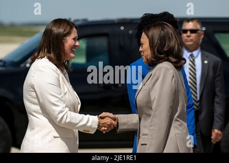 Chicago, USA. 24.. Juni 2022. Vizepräsidentin Kamala Harris schüttelt am Freitag, den 24. Juni 2022, die Hände mit der Bürgermeisterin von Sugar Grove, Jennifer Konen, auf dem städtischen Flughafen Aurora in Illinois. (Foto von Christopher Dilts/Pool/ABACAPRESS.COM) Quelle: Abaca Press/Alamy Live News Stockfoto