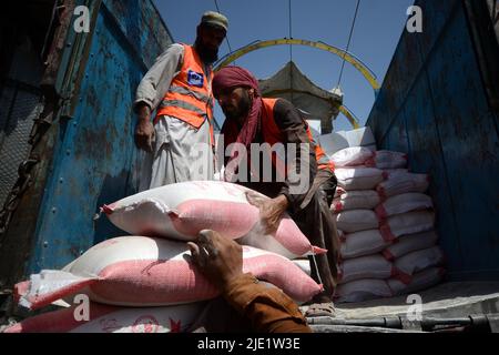 23. Juni 2022, Peshawar, khyber pakhtunkhwa, Pakistan: Mitarbeiter der Alkhidmat-Stiftung verladen Hilfsgüter auf Lieferwagen, um nach Chamkani nach afghanischen Erdbebenopfern zu versenden. Mehr als 1.000 Menschen wurden getötet und mehr als 1.500 weitere verletzt, nachdem ein Erdbeben der Stärke 5,9 vor Sonnenaufgang am 22. Juni Ostafghanistan getroffen hatte, berichtete die staatliche afghanische Nachrichtenagentur Bakhtar. Nach Angaben der Behörden dürfte die Zahl der Todesopfer steigen. (Bild: © Hussain Ali/Pacific Press via ZUMA Press Wire) Stockfoto