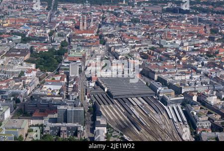 München, Deutschland. 23.. Juni 2022. Der Hauptbahnhof und das Stadtzentrum. (Aus einem Hubschrauber der Bundespolizei während eines Trainingsfluges). Quelle: Sven Hoppe/dpa/Alamy Live News Stockfoto