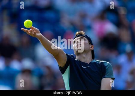 Jack Draper dient während seines Halbfinalmatches gegen Maxime Cressy am siebten Tag des Rothesay International Eastbourne im Devonshire Park, Eastbourne, auf dem Mittelfeld. Bilddatum: Freitag, 24. Juni 2022. Stockfoto