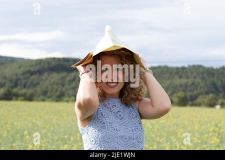 Verlorene Frau, die in der Landschaft, die eine Karte Stockfoto