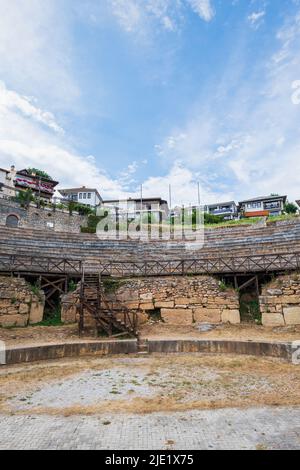 Ohrid, Nord-Mazedonien - Juni 2022: Altes Amphitheater oder antikes Theater von Ohrid mit Blick auf die Altstadt am Ohridsee in Mazedonien Stockfoto