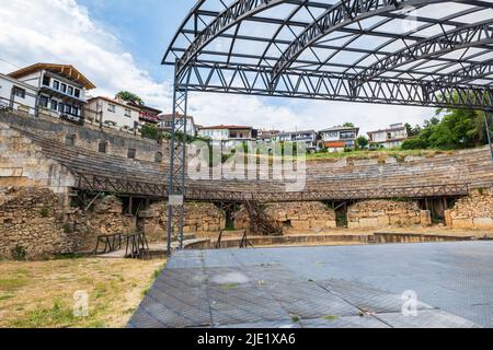 Ohrid, Nord-Mazedonien - Juni 2022: Altes Amphitheater oder antikes Theater von Ohrid mit Blick auf die Altstadt am Ohridsee in Mazedonien Stockfoto