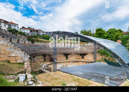 Ohrid, Nord-Mazedonien - Juni 2022: Altes Amphitheater oder antikes Theater von Ohrid mit Blick auf die Altstadt am Ohridsee in Mazedonien Stockfoto