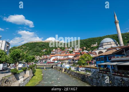 Prizren, Kosovo - Juni 2022: Blick auf das Stadtzentrum von Prizren mit dem Fluss, der Brücke und der Sinan Pascha Moschee. Prizren ist eine beliebte Touristenstadt im Kosovo Stockfoto