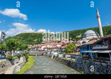 Prizren, Kosovo - Juni 2022: Blick auf das Stadtzentrum von Prizren mit dem Fluss, der Brücke und der Sinan Pascha Moschee. Prizren ist eine beliebte Touristenstadt im Kosovo Stockfoto