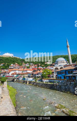 Prizren, Kosovo - Juni 2022: Blick auf das Stadtzentrum von Prizren mit dem Fluss, der Brücke und der Sinan Pascha Moschee. Prizren ist eine beliebte Touristenstadt im Kosovo Stockfoto