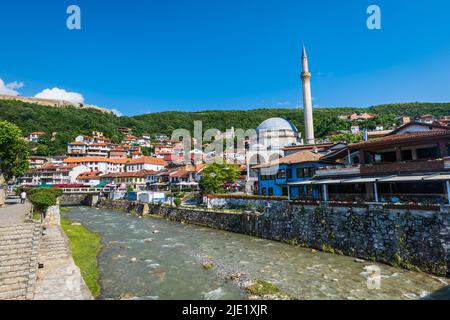 Prizren, Kosovo - Juni 2022: Blick auf das Stadtzentrum von Prizren mit dem Fluss, der Brücke und der Sinan Pascha Moschee. Prizren ist eine beliebte Touristenstadt im Kosovo Stockfoto