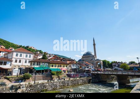 Prizren, Kosovo - Juni 2022: Blick auf das Stadtzentrum von Prizren mit dem Fluss, der Brücke und der Sinan Pascha Moschee. Prizren ist eine beliebte Touristenstadt im Kosovo Stockfoto