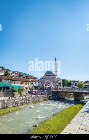 Prizren, Kosovo - Juni 2022: Blick auf das Stadtzentrum von Prizren mit dem Fluss, der Brücke und der Sinan Pascha Moschee. Prizren ist eine beliebte Touristenstadt im Kosovo Stockfoto