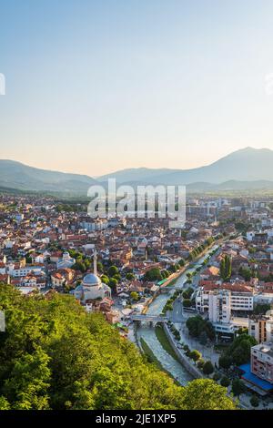 Stadtbild von Prizren aus der Festung bei Sonnenuntergang im Kosovo. Prizren, Kosovo. Prizren Luftaufnahme, eine historische und touristische Stadt im Kosovo Stockfoto