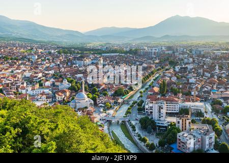 Stadtbild von Prizren aus der Festung bei Sonnenuntergang im Kosovo. Prizren, Kosovo. Prizren Luftaufnahme, eine historische und touristische Stadt im Kosovo Stockfoto