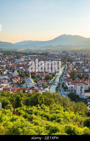 Stadtbild von Prizren aus der Festung bei Sonnenuntergang im Kosovo. Prizren, Kosovo. Prizren Luftaufnahme, eine historische und touristische Stadt im Kosovo Stockfoto