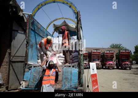 23. Juni 2022, Peshawar, khyber pakhtunkhwa, Pakistan: Mitarbeiter der Alkhidmat-Stiftung verladen Hilfsgüter auf Lieferwagen, um nach Chamkani nach afghanischen Erdbebenopfern zu versenden. Mehr als 1.000 Menschen wurden getötet und mehr als 1.500 weitere verletzt, nachdem ein Erdbeben der Stärke 5,9 vor Sonnenaufgang am 22. Juni Ostafghanistan getroffen hatte, berichtete die staatliche afghanische Nachrichtenagentur Bakhtar. Nach Angaben der Behörden dürfte die Zahl der Todesopfer steigen. (Bild: © Hussain Ali/Pacific Press via ZUMA Press Wire) Stockfoto