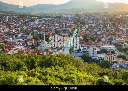 Stadtbild von Prizren aus der Festung bei Sonnenuntergang im Kosovo. Prizren, Kosovo. Prizren Luftaufnahme, eine historische und touristische Stadt im Kosovo Stockfoto