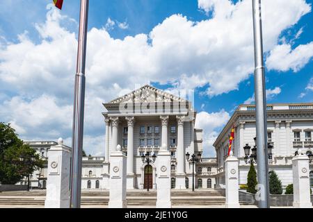 Skopje, Nord-Mazedonien - Juni 2022: Regierungsgebäude der Republik Mazedonien in der Stadt Skopje, Mazedonien Stockfoto