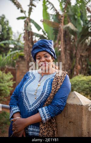 Porträt einer lächelnden reifen afrikanischen Frau in traditioneller afrikanischer Kleidung Stockfoto