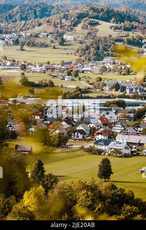 Malerischer Blick auf ein europäisches Dorf, vertikales Foto Stockfoto
