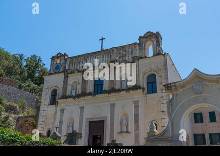 Gaeta, Latina, Latium. Heiligtum des Berges Split. Schrein aus dem 11.. Jahrhundert, errichtet auf einem Felsbruch mit Meerblick, in einem Stadtpark. Stockfoto