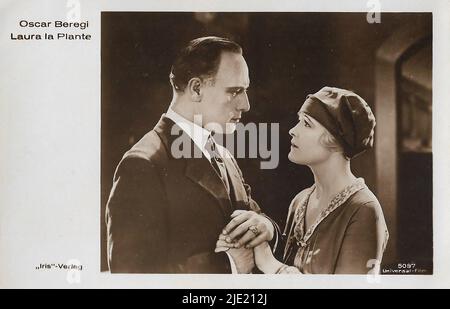 Porträt von Laura La Plante und Oscar Beregi in Butterflies in the Rain (1926) - Hollywood Stummfilmschauspielerin Stockfoto