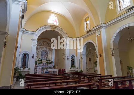 Gaeta, Latina, Latium. Heiligtum des Berges Split. Schrein aus dem 11.. Jahrhundert, errichtet auf einem Felsbruch mit Meerblick, in einem Stadtpark. Stockfoto