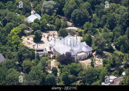 München, Deutschland. 23.. Juni 2022. Das Elefantenhaus im Hellabrunn Zoo. (Aus einem Hubschrauber der Bundespolizei während eines Trainingsfluges). Quelle: Sven Hoppe/dpa/Alamy Live News Stockfoto