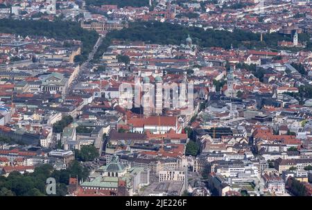 München, Deutschland. 23.. Juni 2022. Die Frauenkirche und die Innenstadt. (Aus einem Hubschrauber der Bundespolizei während eines Trainingsfluges). Quelle: Sven Hoppe/dpa/Alamy Live News Stockfoto