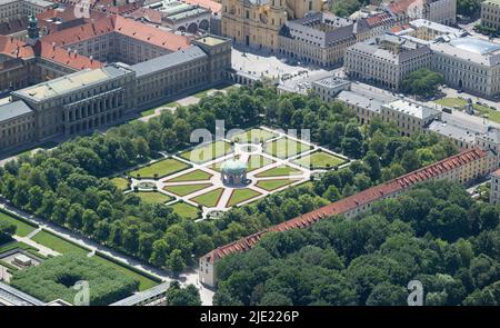 München, Deutschland. 23.. Juni 2022. Der Hofgarten im Stadtzentrum. (Aus einem Hubschrauber der Bundespolizei während eines Trainingsfluges). Quelle: Sven Hoppe/dpa/Alamy Live News Stockfoto