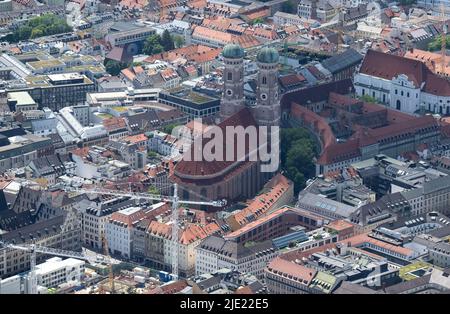 München, Deutschland. 23.. Juni 2022. Die Frauenkirche im Stadtzentrum. (Aus einem Hubschrauber der Bundespolizei während eines Trainingsfluges). Quelle: Sven Hoppe/dpa/Alamy Live News Stockfoto