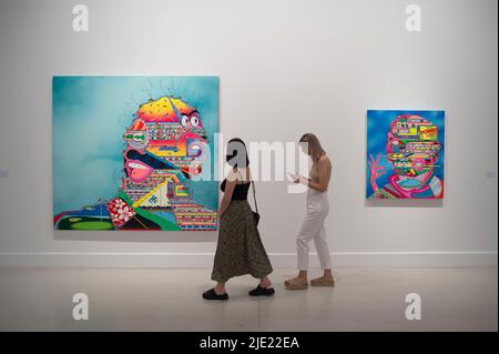 24. Juni 2022, Malaga, Spanien: Bei der Eröffnung der Ausstellung „Easy Freedom“ des deutschen Künstlers Erik Parker im Contemporary Art Center werden zwei Besucher an Gemälden vorbeilaufen sehen. Diese Schau, die als die wichtigste Ausstellung des Künstlers gilt und Einfluss auf seine US-Subkultur hat, zeigt fast 40 Werke und Gemälde, die durch gesättigte und fluoreszierende Farben gekennzeichnet sind. Erik Parker, ein Künstler aus New York, kombiniert verschiedene Stile, die die Ästhetik der Psychedelie darstellen. Die Ausstellung läuft ab 24.. Juni bis 28.. August, (Bildnachweis: © Jesus Merida/SOPA Bilder via ZUMA Pres Stockfoto