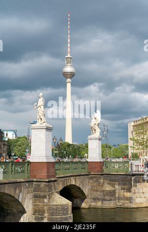 Schlossbrücke, Burgbrücke des Architekten Schinkel in Berlin. Im Hintergrund der Fernsehturm. Stockfoto