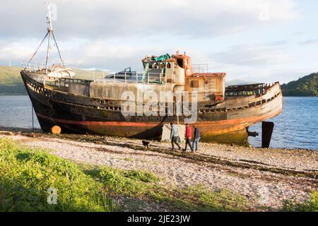 Besucher des Old Boat of Caol aka Corpach Shipwreck in Fort William, Highland, Großbritannien Stockfoto