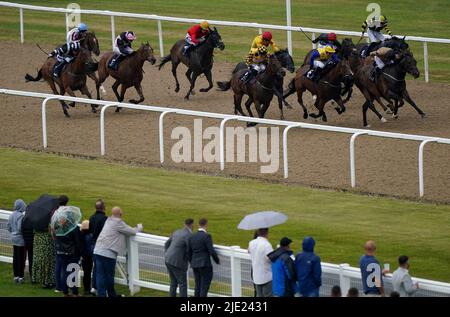 Runninwild mit David Allan gewinnt das Pertemps Network Handicap am zweiten Tag des Northumberland Plate Festivals auf der Rennbahn von Newcastle. Bilddatum: Freitag, 24. Juni 2022. Stockfoto