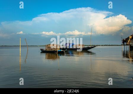 Angeln Boot auf dem Fluss Rupsha. Khulna, Bangladesh. Stockfoto