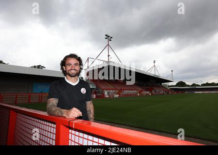 Crawley, Großbritannien. 24.. Juni 2022. Dominic Telford kennzeichnet den Crawley Town Football Club im Broadfield Stadium in Crawley. Quelle: James Boardman/Alamy Live News Stockfoto