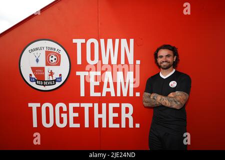 Crawley, Großbritannien. 24.. Juni 2022. Dominic Telford kennzeichnet den Crawley Town Football Club im Broadfield Stadium in Crawley. Quelle: James Boardman/Alamy Live News Stockfoto