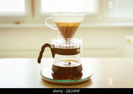 Morgenkaffee, alternative Methode zur Herstellung von Kaffee in einem Tropfglas-Dekanter. Stockfoto