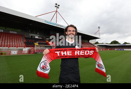 Crawley, Großbritannien. 24.. Juni 2022. Dominic Telford kennzeichnet den Crawley Town Football Club im Broadfield Stadium in Crawley. Quelle: James Boardman/Alamy Live News Stockfoto