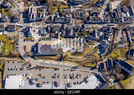 Luftaufnahme, Platz der Deutschen Einheit, Einkaufszentrum Tölckestraße, katholische Kirche St. Peter und Paul, Eslohe, Sauerland, Nordrhein-Westfalen Stockfoto