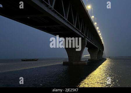 Allgemeine Ansicht der Beleuchtung der Padma-Brücke im Munshiganj-Gebiet in Dhaka, Bangladesch, am 24. Juni 2022 Stockfoto