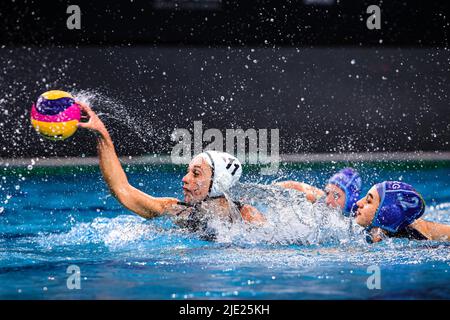 SZEGED, UNGARN - 24. JUNI: Bayley Weber aus den Vereinigten Staaten, Lucia Ruiz Castellani aus Argentinien während der FINA World Championships Budapest 2022 Spiel zwischen den Vereinigten Staaten von Amerika und Argentinien am 24. Juni 2022 in Szeged, Ungarn (Foto von Albert ten Hove/Orange Picics) Kredit: Orange Pics BV/Alamy Live News Stockfoto