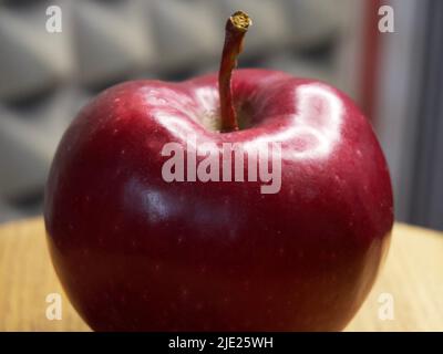 Ein großer roter Apfel. Apfel der Sorte Red Chief. Stockfoto