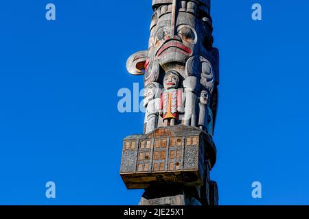 Detail, Kinder an Wohnschulen, Versöhnung Totem Pole, von Haida Meisterschnitzer, Hereditary Chief 7idansuu, James Hart, University of Briti Stockfoto