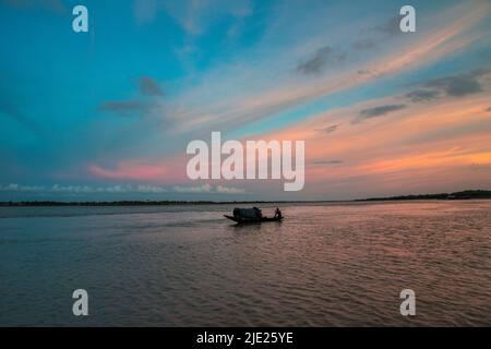 Angeln Boot auf dem Fluss Rupsha. Khulna, Bangladesh. Stockfoto