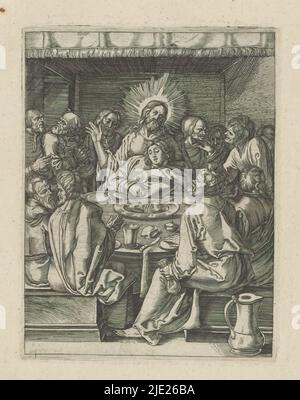 Letztes Abendmahl, die kleine Passion (Serientitel), Passio Christi ab Alberto Durer Nurenburgensi Effigiata (Serientitel), Christus sitzt mit seinen Jüngern beim letzten Abendmahl. Johannes drückt seinen Kopf gegen die Brust Christi. Print ist Teil eines Albums., Druckerei: Anonym, nach Druck von: Albrecht Dürer, Verlag: Broer Jansz. (Den Haag), Den Haag, 1610 - 1620, Papier, Gravur, Höhe 132 mm × Breite 101 mm Stockfoto